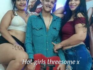 Hot_girls_threesome_x
