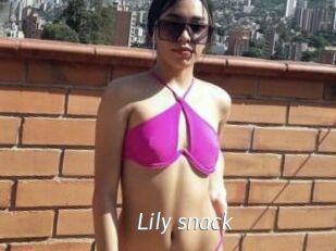 Lily_snack